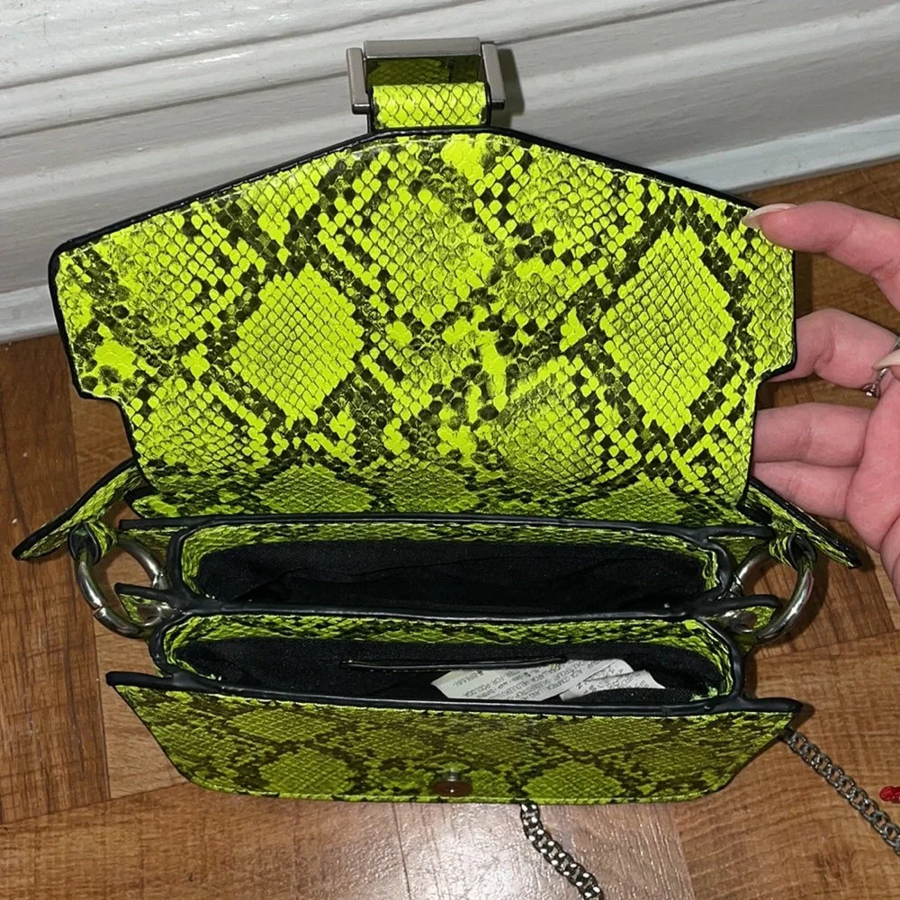 Small snake bag: Neon green. Shoulder bag. - Picture 3 of 4